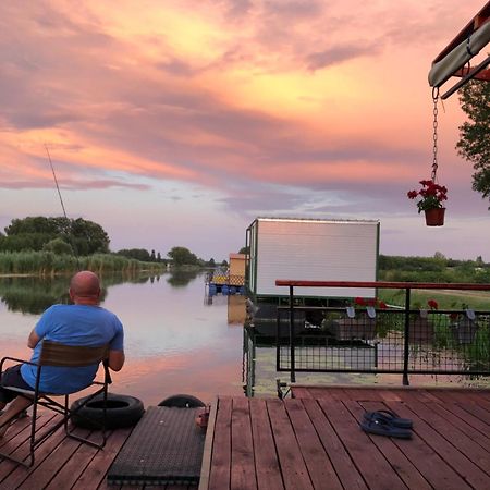 Nantucket Guesthouse Vrbas ภายนอก รูปภาพ